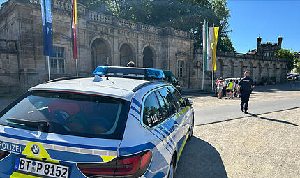 Polizeieinsatz am Coburger Schlossplatz: Auf das Ehrenmal der Stadt Coburg wurde ein Anschlag mit Butters&auml;ure ver&uuml;bt.