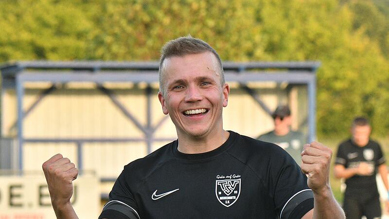 Der Neukenrother Florian Maurer bejubelt den Derbysieg in Mitwitz. Der Neukenrother Florian Maurer bejubelt den Derbysieg in Mitwitz.
