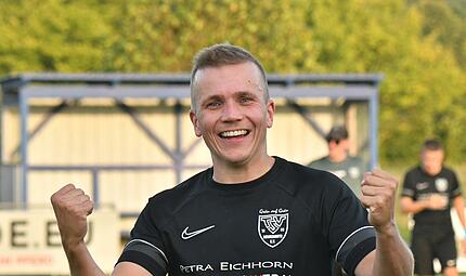 Der Neukenrother Florian Maurer bejubelt den Derbysieg in Mitwitz.