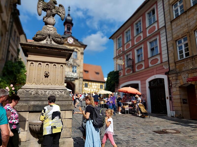 Trinkwasserbrunnen Bamberg: Adlerbrunnen Der Adlerbrunnen in der Karolinenstraße, in unmittelbarer Nähe beim Alten Rathaus, ist bei Touristen und Einheimischen gleichermaßen beliebt.