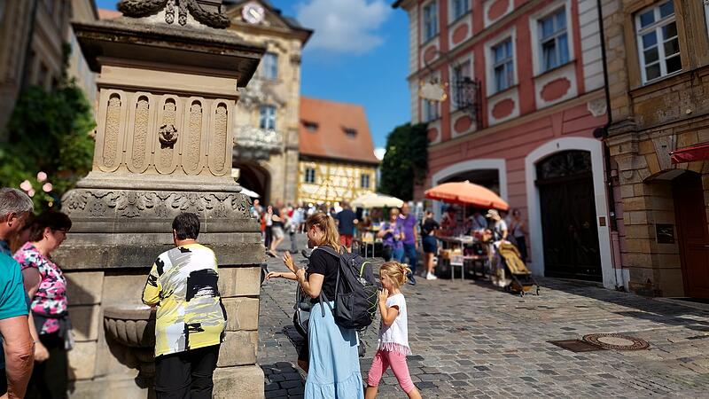 Der Adlerbrunnen in der Karolinenstra&szlig;e, in unmittelbarer N&auml;he beim Alten Rathaus, ist bei Touristen und Einheimischen gleicherma&szlig;en beliebt.