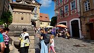 Der Adlerbrunnen in der Karolinenstraße, in unmittelbarer Nähe beim Alten Rathaus, ist bei Touristen und Einheimischen gleichermaßen beliebt.