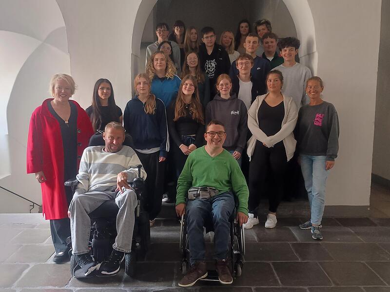 Die Sch&uuml;ler mit den Rollstuhlfahrern Christian Undiener und Sebastian Zang Gruppenbild am Rathaus in Bamberg.