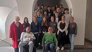 Die Sch&uuml;ler mit den Rollstuhlfahrern Christian Undiener und Sebastian Zang Gruppenbild am Rathaus in Bamberg.