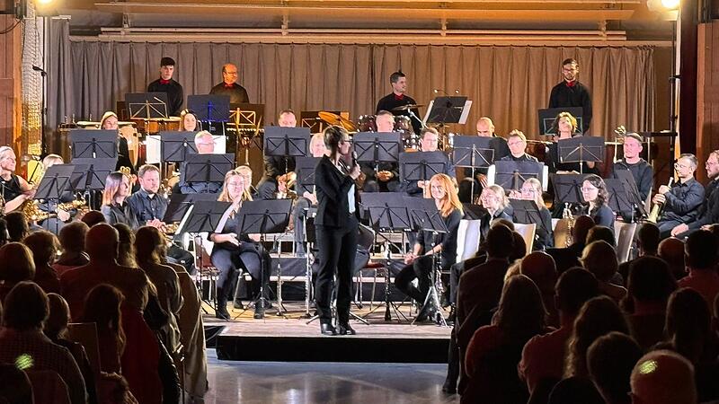 Moderatorin Maria Beck f&uuml;hrte durch das Herbstkonzert des Jugendkapelle Gro&szlig;enseebach in der Mehrzweckhalle.