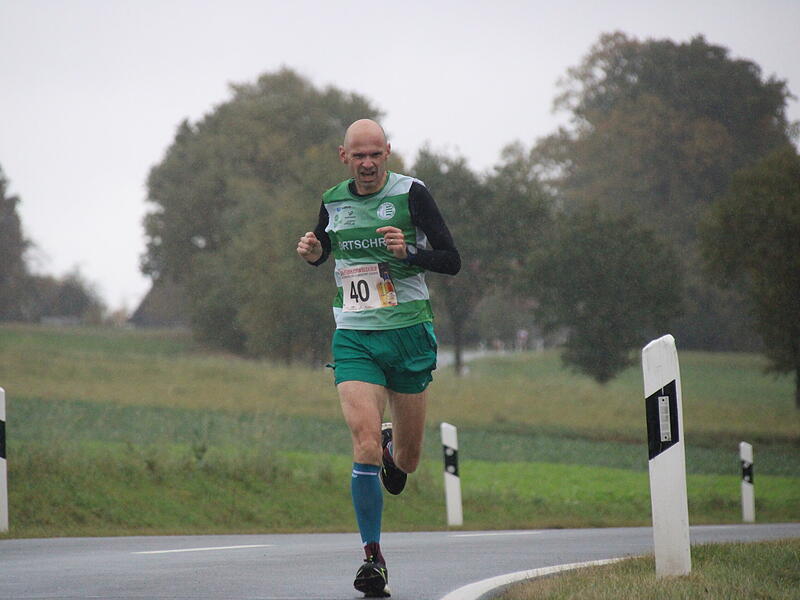 Trotz nasskaltem Herbstwetter lie&szlig;en sich die Sportler den Spa&szlig;  beim 38. Frankenwaldlauf der LG Ludwigschorgast nicht vermiesen.