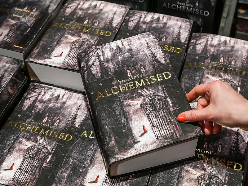 Buch "Alchemised" von Autorin SenLinYu