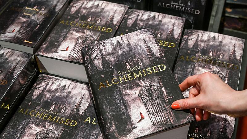 Buch "Alchemised" von Autorin SenLinYu