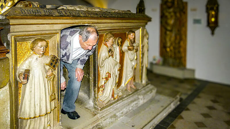 Der &Uuml;berlieferung nach lindert Durchschl&uuml;pfen durch Ottos Grab in der Klosterkirche St. Michael R&uuml;ckenschmerzen.