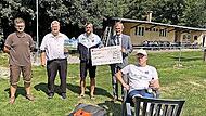 Platzwart Hans Friedrich kann sich nun ab und zu eine Pause gönnen. Harry Weiß (Vorstandsvorsitzender der Sparkasse Kulmbach-Kronach) und Gerhard Schneider (Bürgermeister der Gemeinde Himmelkron) überreichen dem 1. Vorstand des SV Lanzendorf Franz...