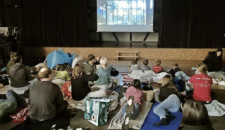 Das Gemeindezentrum Kirchlauter hat sich in einen Kinosaal verwandelt.