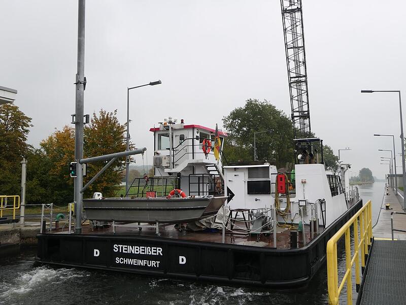 Die Schifffahrt auf dem Main wurde durch den Austausch der Hydraulikzylinder nicht beeintr&auml;chtigt.