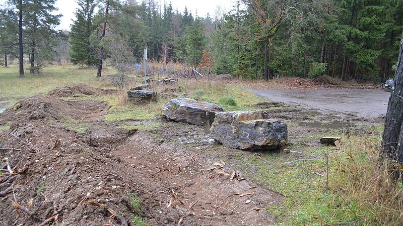 Steine und Gr&auml;ben sollen Fahrzeuge aufhalten.
