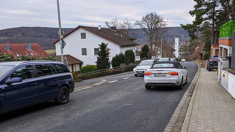 In Bad Bocklet wird es an der Windheimer Straße manchmal eng. Vor allem, wenn an beiden Seiten Autos parken.