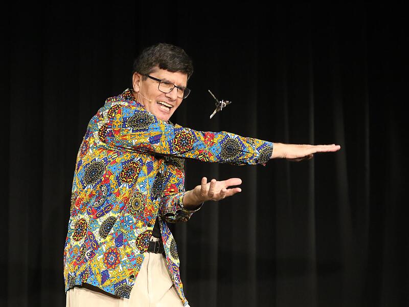 Tausendsassa Mäc Härder kann noch mit Autoschlüsseln seine Jonglierkunst unter Beweis stellen.