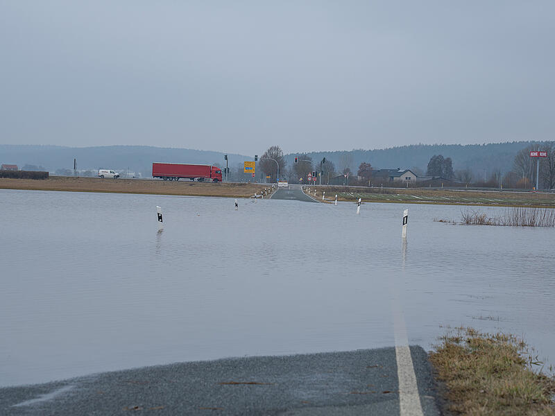 Hochwasseralarm im Aischgrund: Das Wasserwirtschaftsamt N&uuml;rnberg gibt eine Hochwasserwarnung vor Ausuferungen und &Uuml;berschwemmungen in der Stadt Erlangen und im Landkreis Erlangen-H&ouml;chstadt heraus.