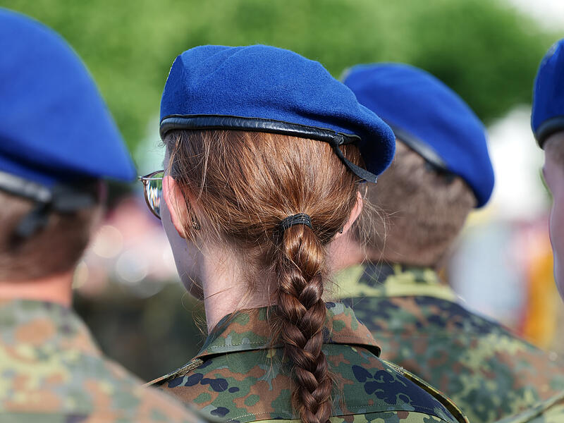 Wie diese junge Frau möchte auch Nora in den Wehrdienst.