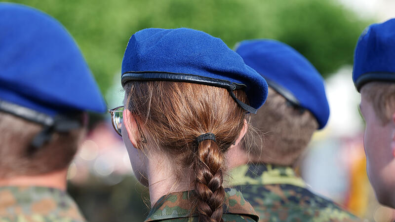 Frauen in der Bundeswehr Wie diese junge Frau möchte auch Nora in den Wehrdienst.