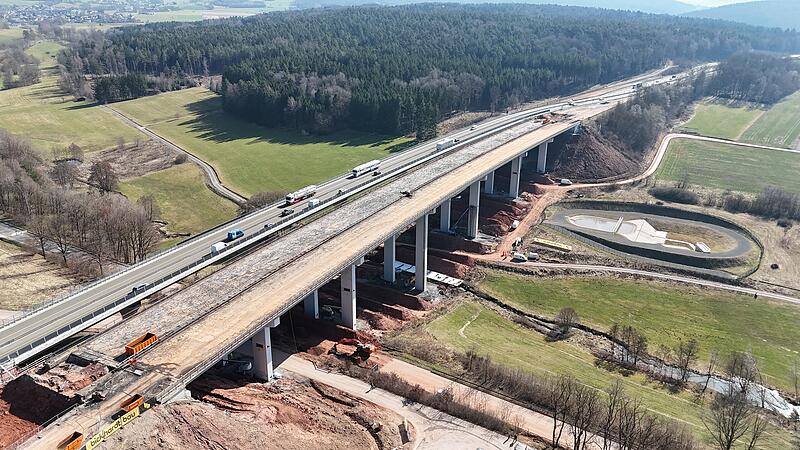 Die A7-Talbr&uuml;cke Thalaubach (rechts) wird gesprengt.
