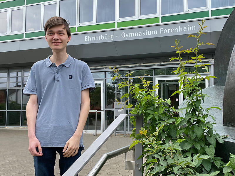 Hannes Wei&szlig; ist Jahrgangsbester der Abiturienten am Ehrenb&uuml;rg-Gymnasium in Forchheim