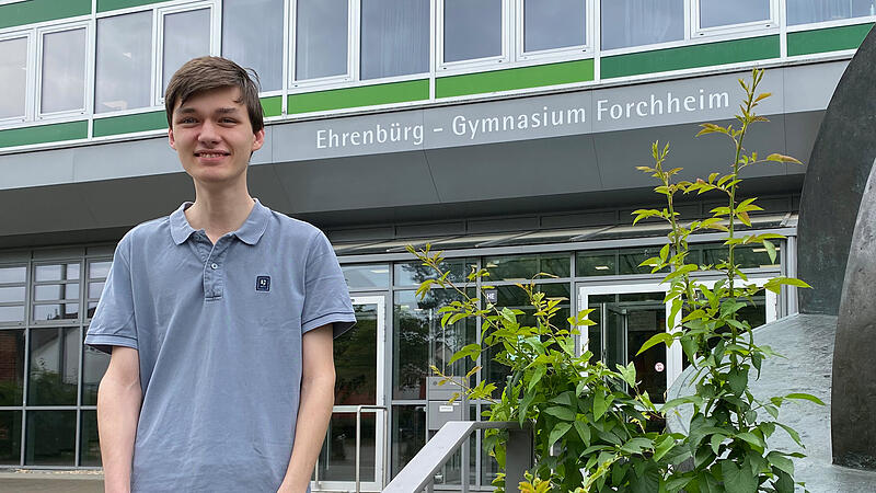 Hannes Wei&szlig; ist Jahrgangsbester der Abiturienten am Ehrenb&uuml;rg-Gymnasium in Forchheim