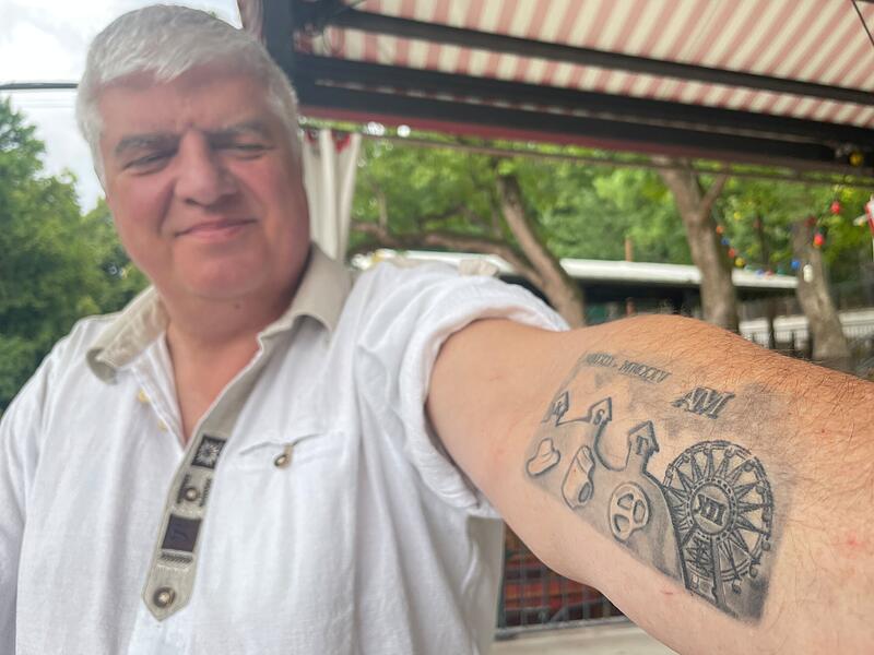 Zw&ouml;lf Bergkirchweihen sind unter der Leitung von Platzmeister Armin Mangold veranstaltet worden. Zur Erinnerung hat sich der nun ehemalige Festplatzchef ein Tattoo vom Berg stechen lassen.