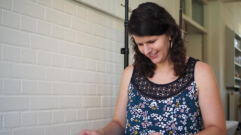 Museumspädagogin Alexandra Taschner sieht sich die Programmhefte für die Kulturwochen in Neustadt an.
