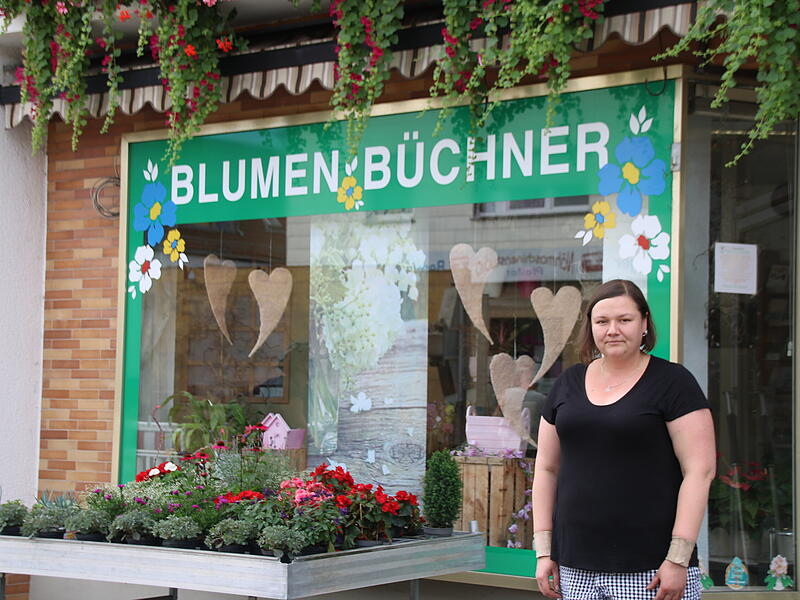 Gärtnerei Büchner in Dörfles-Esbach hat mit der Baustelle zu kämpfen Die Besitzerin der Gärtnerei Büchner Stefanie Benende vor ihrem Laden in der Neustadter Straße .