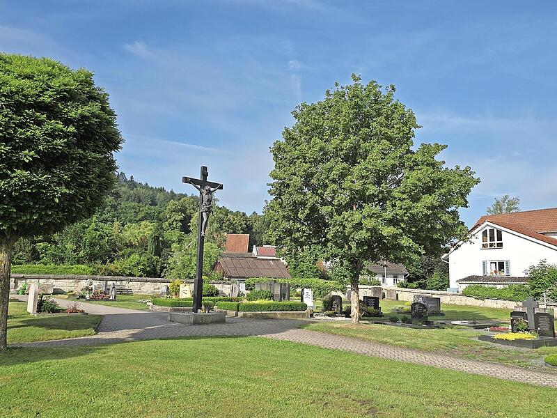 Der Marktgemeinderat Mitwitz wird die Friedhofsmauer Schritt f&uuml;r Schritt sanieren. Auf dem Bild ist im Hintergrund das entsprechende Mauerteil zu sehen, f&uuml;r dessen Sanierung nunmehr der Auftrag erteilt wurde.