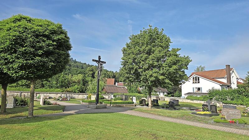 Der Marktgemeinderat Mitwitz wird die Friedhofsmauer Schritt f&uuml;r Schritt sanieren. Auf dem Bild ist im Hintergrund das entsprechende Mauerteil zu sehen, f&uuml;r dessen Sanierung nunmehr der Auftrag erteilt wurde.