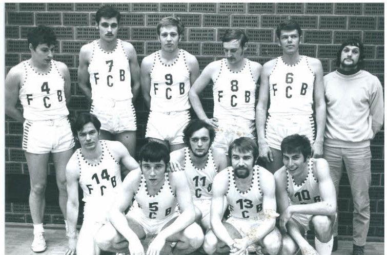 Ohne ihren US-Star Jim Wade schafften die Bamberger FC-Basketballer vor fast 51 Jahren im entscheidenden Spiel in Darmstadt den Bundesliga-Aufstieg. Die Aufstiegsspieler von Darmstadt (stehend von links)  Fritz "Fips" Hofmann, Gerhard Brand, Werner Voigt, Dieter Pfeifer, Horst Beck, Trainer Werner "Pablo" Hartmann; (kniend, v. l.)  Peter Müller, Clemens Klinger, Helmut Hempfling, Rudolf Lorber und Wolfgang Reichmann.
