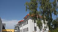 Während der Generalsanierung der Grundschule musste das Bürgersolarkraftwerk auf dem Dach der Schule abgeschaltet werden. Dagegen klagte der Betreiber und bekam in erster Instanz Recht. Dagegen legte die Gemeinde Revision ein.