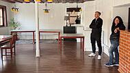 Florian Frisch und seine Tante Irmgard Holcomb in der ehemaligen Gaststube in Herzogenaurach. Diese hat einiges erlebt…