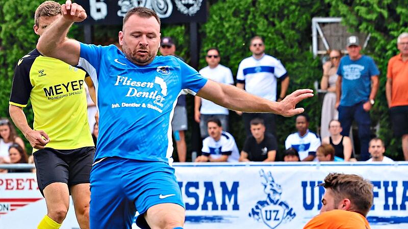 Sebastian Schneider (l.) und die SpVgg Zeckern haben beim 0:2 gegen den SV Lauterhofen die erste Niederlage in dieser Saison einstecken m&uuml;ssen. Sportfoto ZinkForchheim & Fr&auml;nkische Schweiz