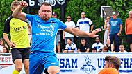 Sebastian Schneider (l.) und die SpVgg Zeckern haben beim 0:2 gegen den SV Lauterhofen die erste Niederlage in dieser Saison einstecken m&uuml;ssen. Sportfoto ZinkForchheim & Fr&auml;nkische Schweiz