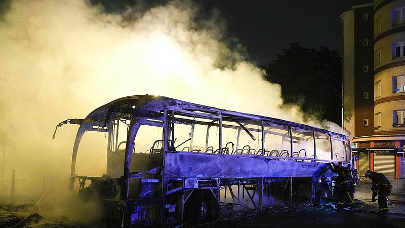 Ein ausgebrannter Bus in Nanterre. Die Lage in Frankreich hat sich nach tagelangen Unruhen nach dem Tod eines Jugendlichen bei einer Polizeikontrolle wieder beruhigt.