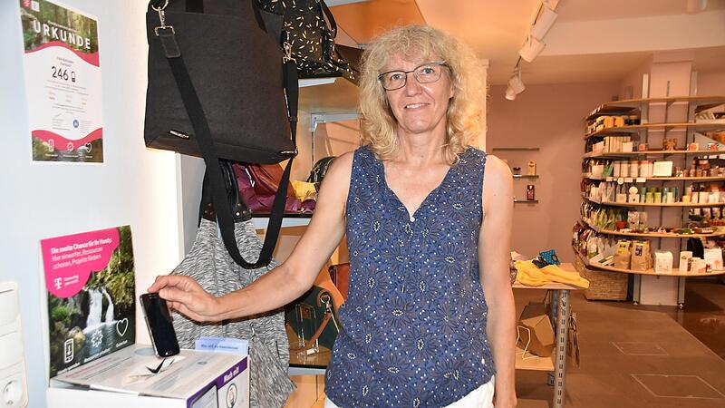 Marion Meyer freut sich, dass die Handysammelaktion bei den Kulmbachern so gut ankommt und dadurch nicht nur Ressourcen geschont, sondern auch wichtige Projekte unterst&uuml;tzt werden k&ouml;nnen.