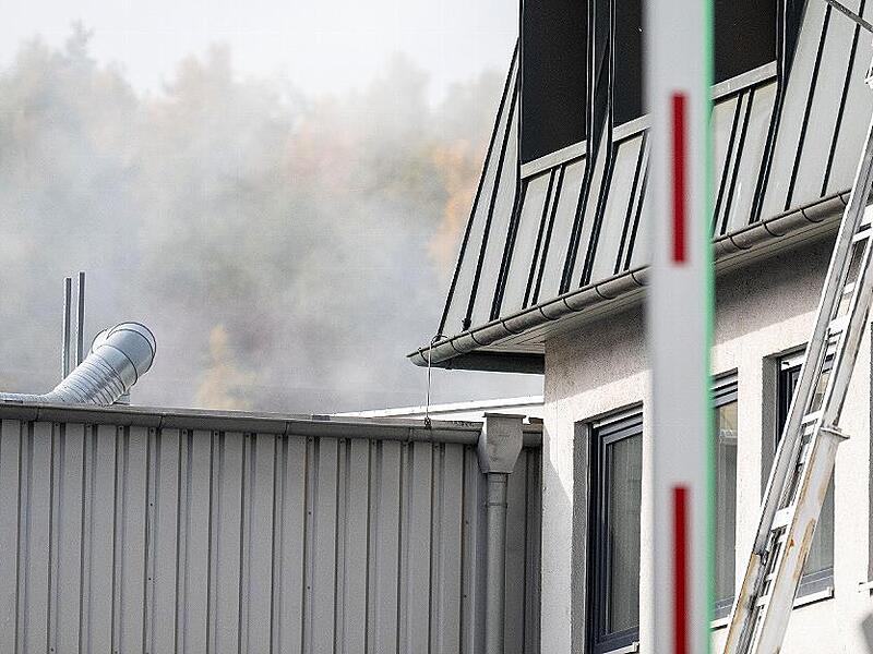 Die Verpuffung in einem Ofen in der Werkhalle führte zu starker Rauchentwicklung. Schlimmeres ist zum Glück nicht passiert. Die Verpuffung in einem Ofen in der Werkhalle führte zu starker Rauchentwicklung. Schlimmeres ist zum Glück nicht passiert.