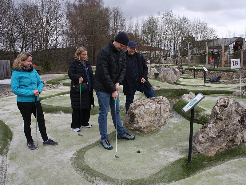 Die Familien Holland und Vincenty aus Coburg haben Spa&szlig; beim &bdquo;S&auml;ger-Golfspielen&ldquo; in Pottenstein.