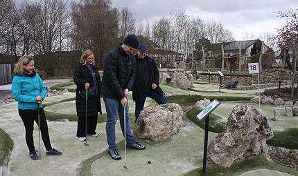Die Familien Holland und Vincenty aus Coburg haben Spa&szlig; beim &bdquo;S&auml;ger-Golfspielen&ldquo; in Pottenstein.