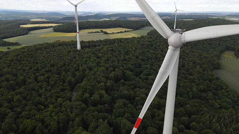 Aktuell wird geprüft, wo in Bad Kissingen Windräder gebaut werden können. Unser Archivbild zeigt Anlagen bei Sulzthal.