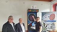 Martin Götz (links) und Dominik Eibel (rechts) freuen sich auf ihr Darts-Benefizturnier im Sportheim des SV Türkgücü Neustadt. Auch Gastgeber Orhan Serbest (Mitte) hofft, dass möglichst viel Geld für die „Stiftung für krebskranke Kinder Coburg“ zu...