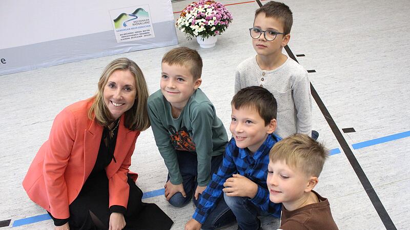 Bayerns Kultusministerin Anna Stolz im Gespr&auml;ch mit Grundschulkindern in der Zeitlofser Grundschule.