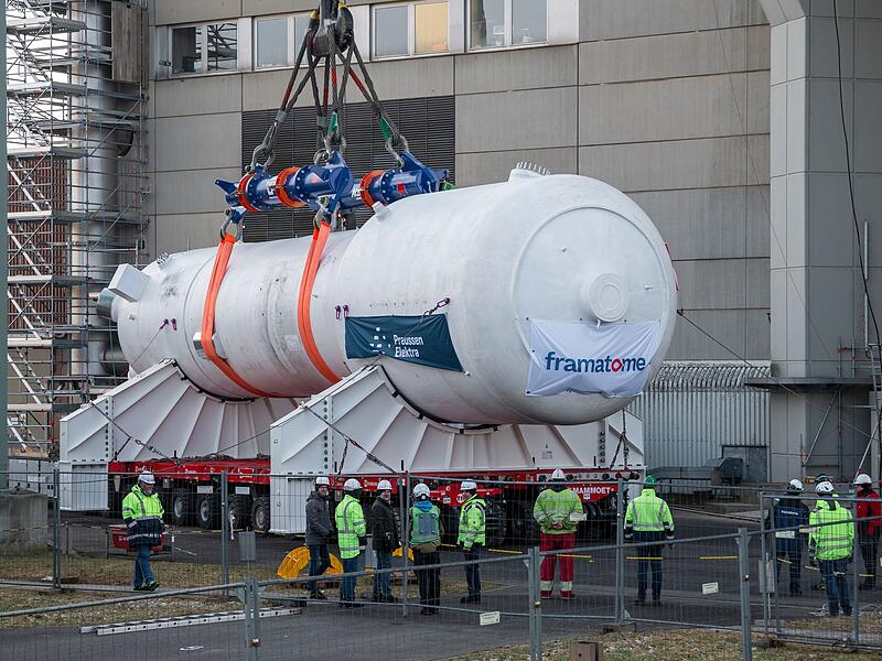 Dampferzeuger werden aus ehemaligem Atomkraftwerk geholt