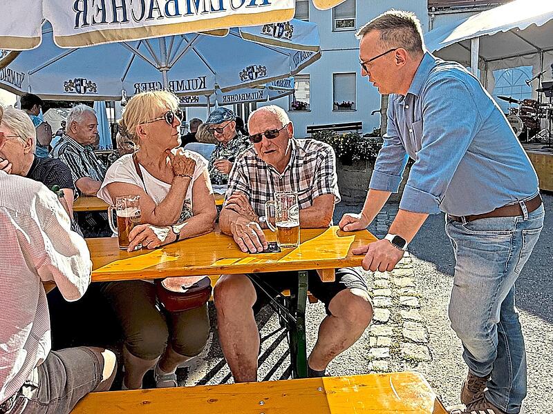F&uuml;r Rainer Strobel war es das erste Stra&szlig;enfest in seiner neuen Funktion als B&uuml;rgermeister. Er nutzte es, um mit den Neudrossenfeldern ins Gespr&auml;ch zu kommen.