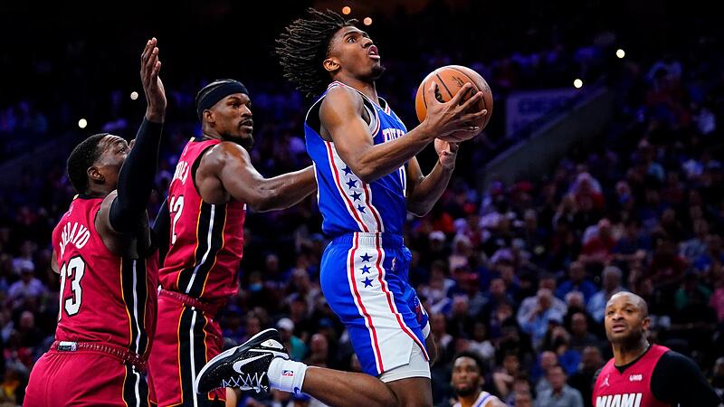 Heat-Superstar Jimmy Butler (rotes Trikot, Mitte) ist begeistert vom Ex-Bamberger P.J. Tucker (Bildrand, rechts).