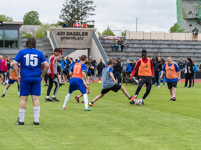 1. FC N&uuml;rnberg bolzt mit dem Special-Olympics-Team Deutschland in Herzogenaurach 2023