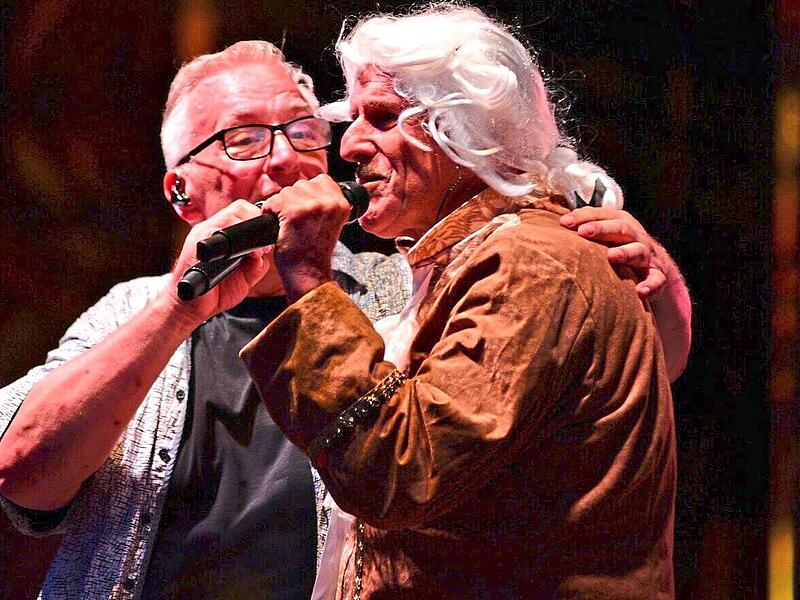 Am Ende kam dann &bdquo;Amadeus&ldquo; in Gestalt von Lars Rau leibhaftig auf die B&uuml;hne. Zusammen mit Klaus Pfreundner performte er den gleichnamigen Falco-Song, der dem Projekt den Namen gab.