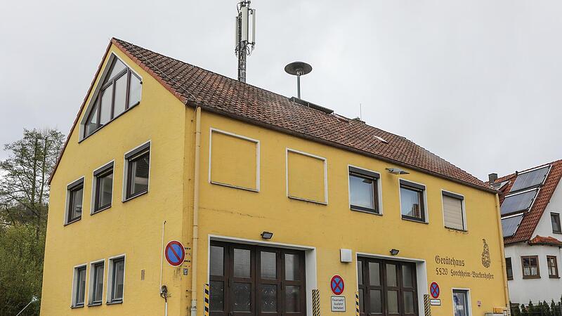 Das gelbe     Haus stammt aus  dem Jahr  1976. Jetzt  verl&auml;sst die  Feuerwehr Buckenhofen    ihr  Domizil       in der  Siedlung.Forchheim & Fr&auml;nkische Schweiz