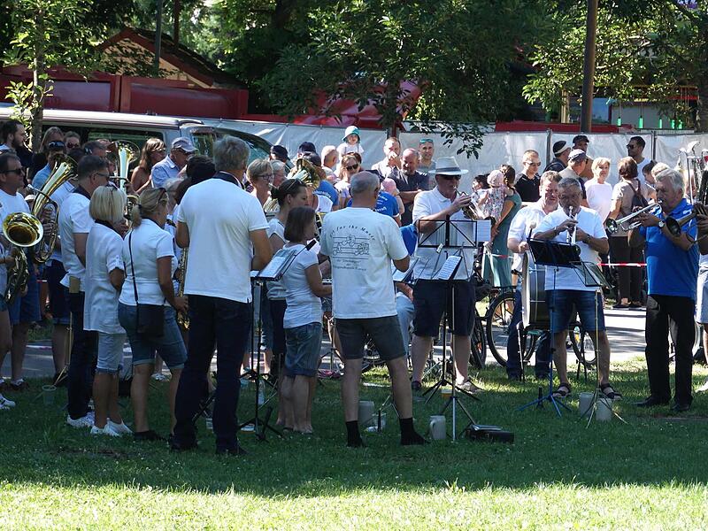 Die “Ehemaligen“ musizieren zum Spektakel. Die “Ehemaligen“ musizieren zum Spektakel.